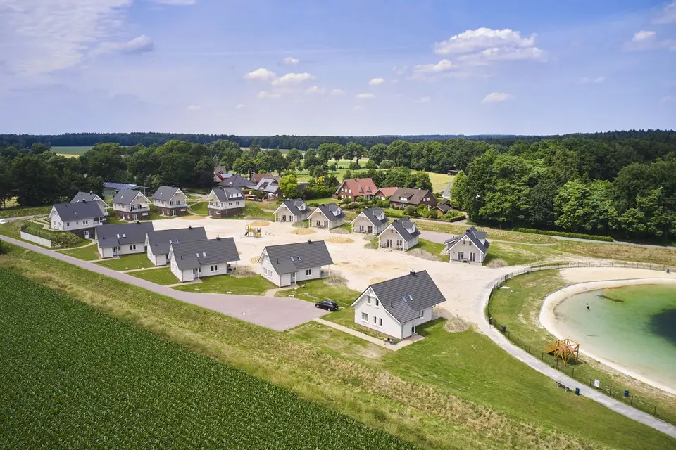 Luchtfoto van Dwergter Sand en het recreatiemeer