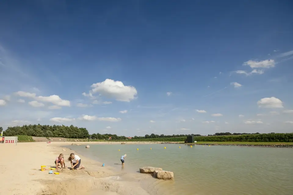 Het recreatiemeer en strand bij Dwergter Sand
